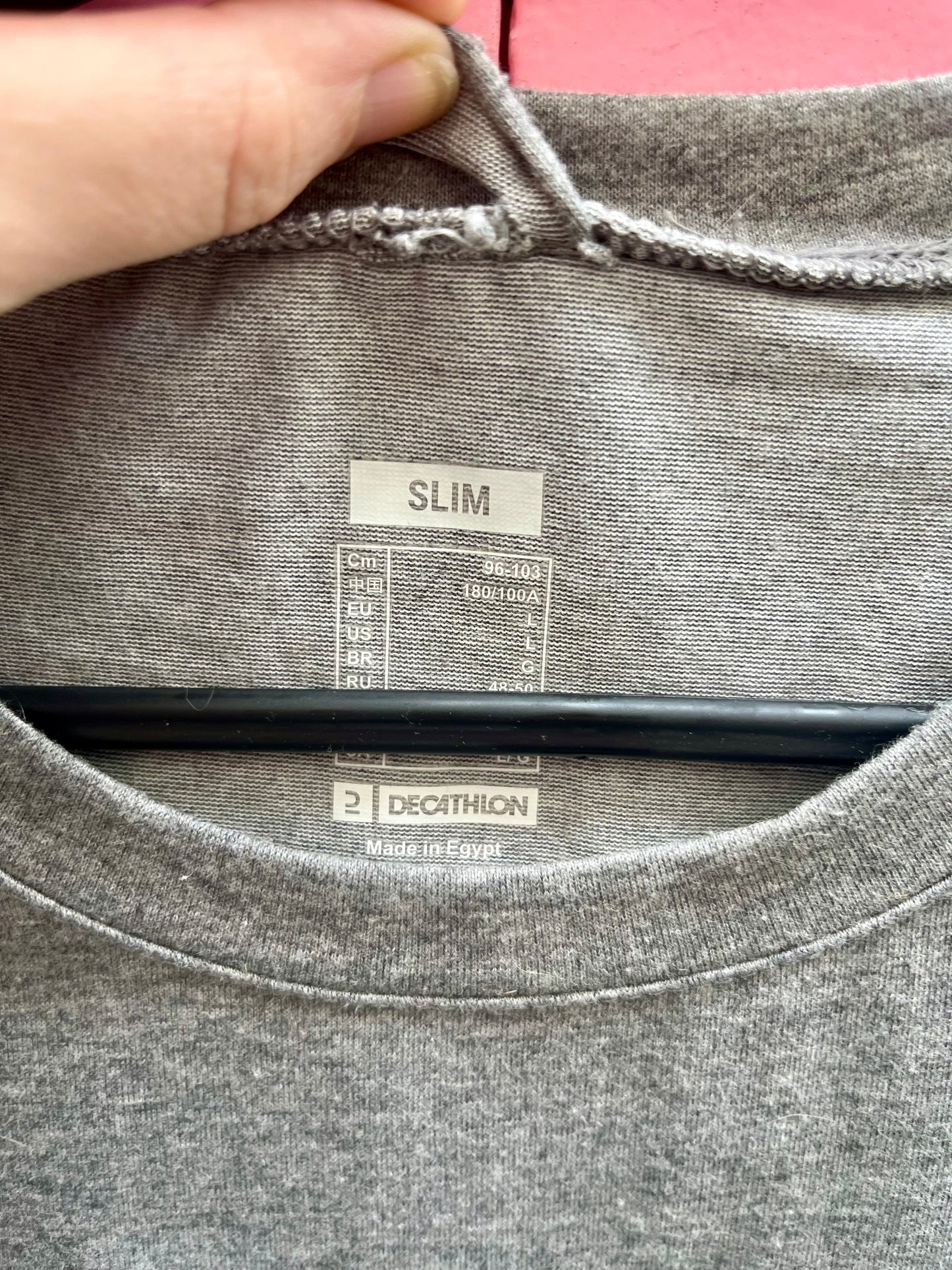 Le t-shirt gris, taille M