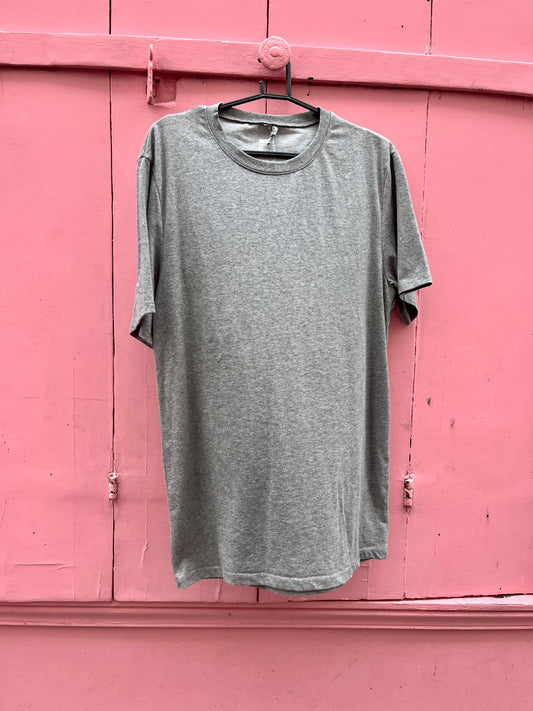 Le t-shirt gris, taille M