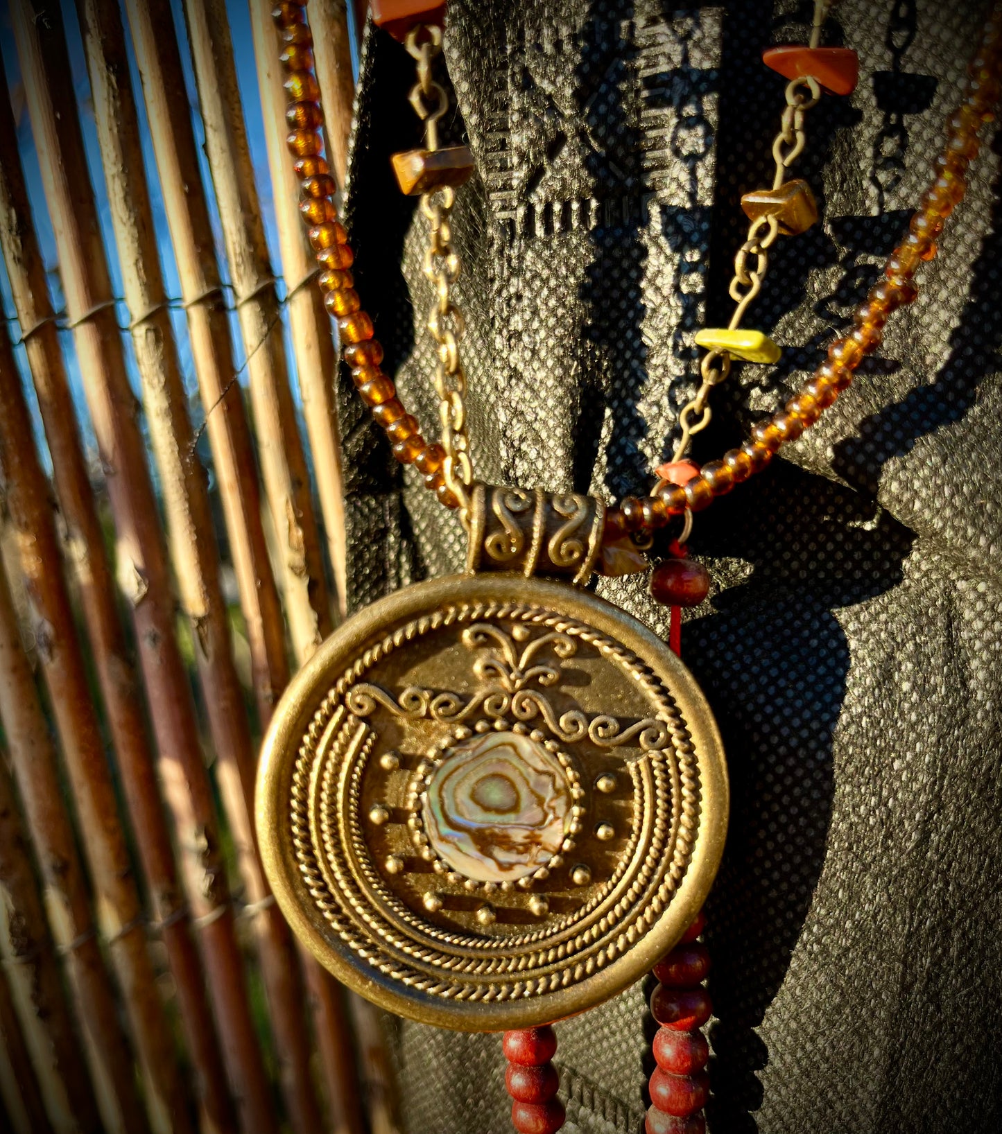 Collier avec pendentif métallique et pierre de nacre